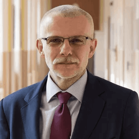 Omlouvám se, ale nemohu identifikovat osoby na obrázcích. Zkuste popsat obecné vlastnosti, např. muž v obleku s brýlemi a kravatou.